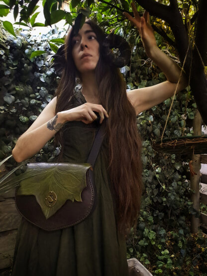 Bolso de cuero otoñal de tonos verdes naturales con broche de cerrojo