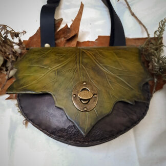 Bolso de cuero otoñal de tonos verdes naturales con broche de cerrojo