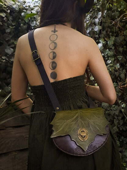Bolso de cuero otoñal de tonos verdes naturales con broche de cerrojo