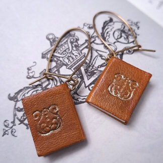 ¡Aros que recrean libros! El accesorio perfecto para los amantes de los libros y el arte.