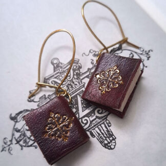 ¡Aros que recrean libros! El accesorio perfecto para los amantes de los libros y el arte.