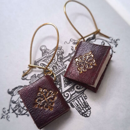 ¡Aros que recrean libros! El accesorio perfecto para los amantes de los libros y el arte.