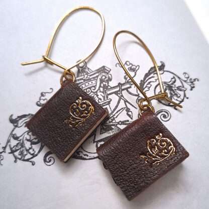 ¡Aros que recrean libros! El accesorio perfecto para los amantes de los libros y el arte.