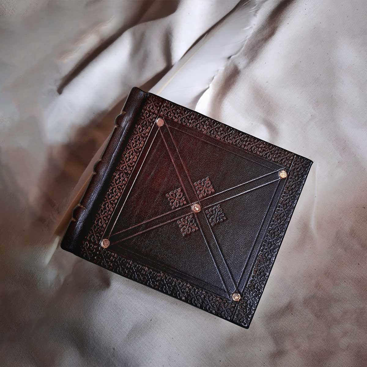 Bitacora medieval encuadernada tipo libreta con una pluma