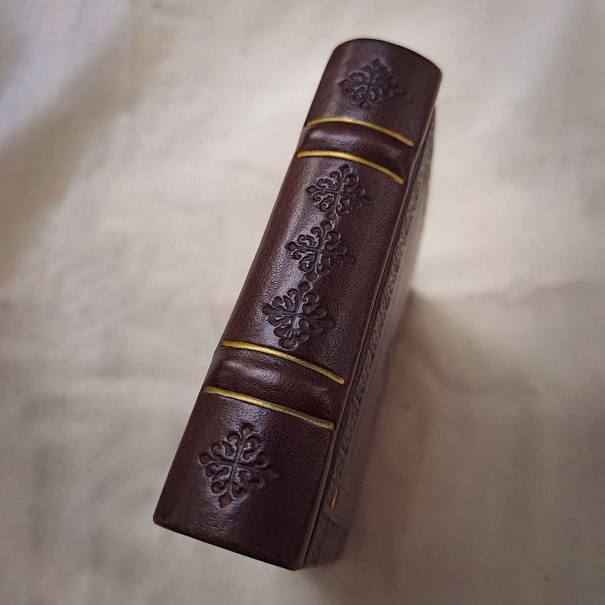 Bitacora medieval encuadernada tipo libreta con una pluma