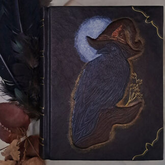 Una bitácora encuadernada a mano con diseño de cuervo el gran "Rey Brujo".