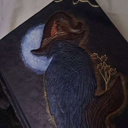 Una bitácora encuadernada a mano con diseño de cuervo el gran "Rey Brujo".