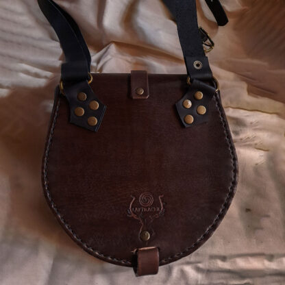 Este bolso es un diseño de tres piezas, lo que hace que tenga el tamaño ideal para llevar un celular y otras cosas esenciales.