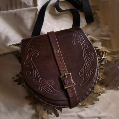 Este bolso es un diseño de tres piezas, lo que hace que tenga el tamaño ideal para llevar un celular y otras cosas esenciales.