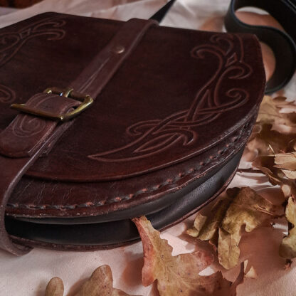 Este bolso es un diseño de tres piezas, lo que hace que tenga el tamaño ideal para llevar un celular y otras cosas esenciales.