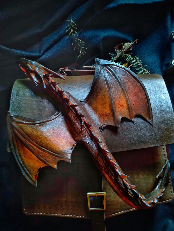 Bolso de cuero artesanal con dragon hecho totalmente de cuero artesanal