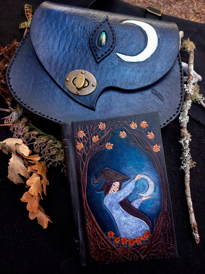 Bolso morral y libreta encuadernada de cuero