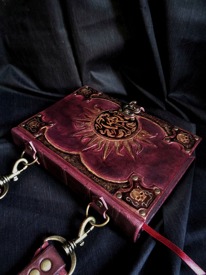 Libreta encuadernada con correas de cuero y tapas de cuero