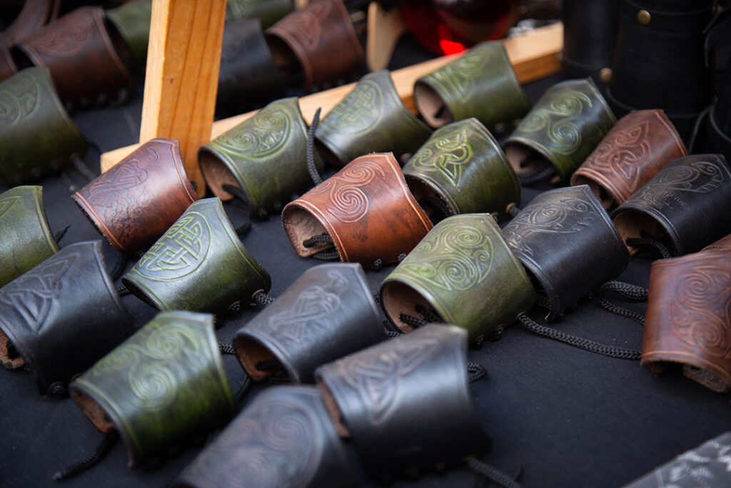 Muñequeras de cuero artesanales