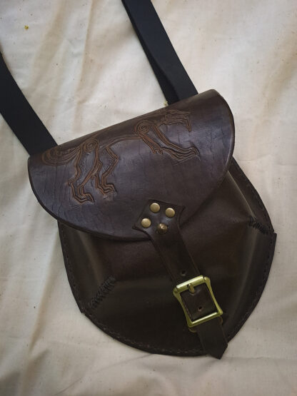 Bolso de cuero con diseño vikingo en color café con cierre de hebilla