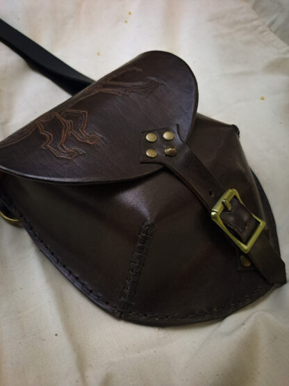 Bolso de cuero con diseño vikingo en color café con cierre de hebilla