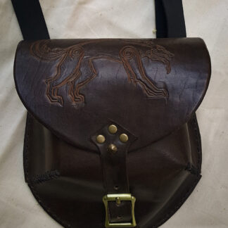 Bolso de cuero con diseño vikingo en color café con cierre de hebilla