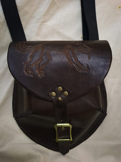 Bolso de cuero con diseño vikingo en color café con cierre de hebilla