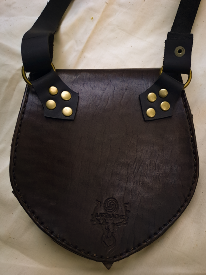 Bolso de cuero con diseño vikingo en color café con cierre de hebilla