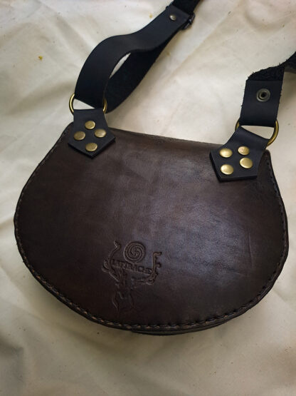 Bolso de hoja de cuero otoñal de tono café con broche de cerrojo