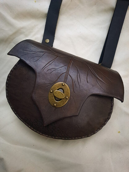 Bolso de hoja de cuero otoñal de tono café con broche de cerrojo