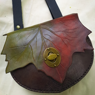 Bolso de cuero de color verde otoñal con broche de cerrojo