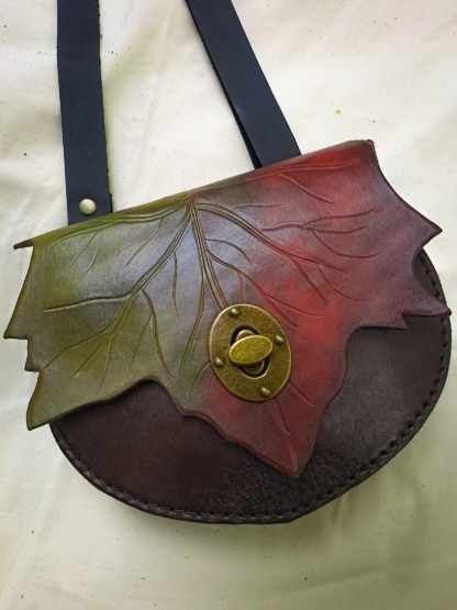 Bolso de cuero de color verde otoñal con broche de cerrojo