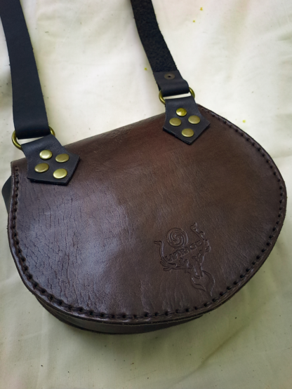 Bolso de cuero de color verde otoñal con broche de cerrojo