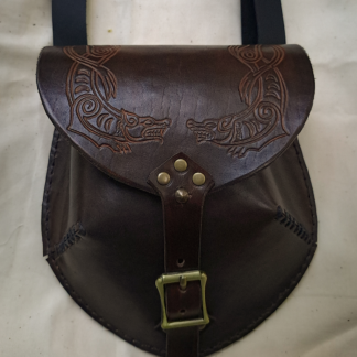 Bolso de cuero con diseño vikingo en color café con cierre de hebilla