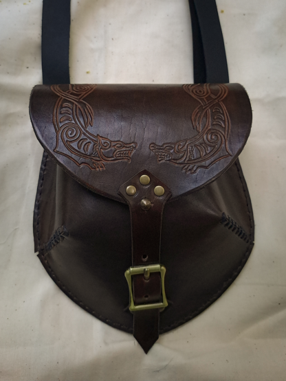 Bolso de cuero con diseño vikingo en color café con cierre de hebilla