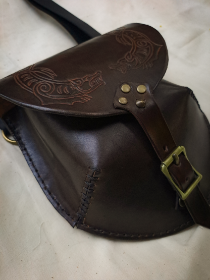 Bolso de cuero con diseño vikingo en color café con cierre de hebilla