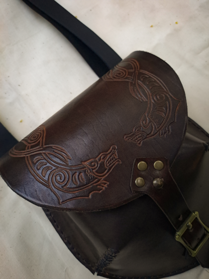 Bolso de cuero con diseño vikingo en color café con cierre de hebilla