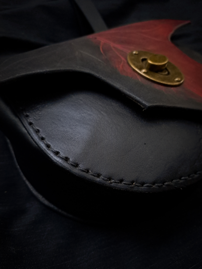 Bolso de cuero otoñal de color negro con broche de cerrojo