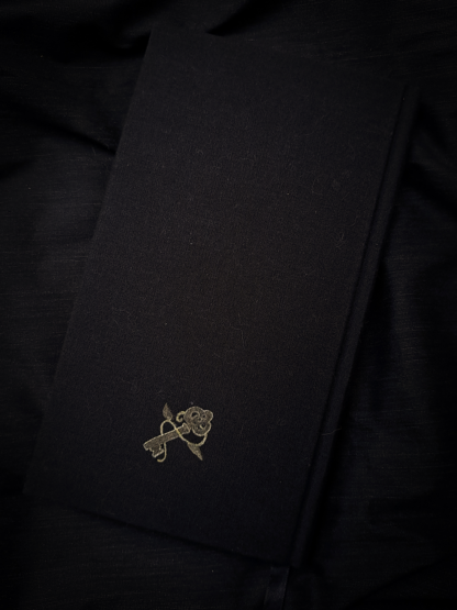 Este es un cuaderno ideal para artistas, escritores, amantes de la naturaleza, la magia y los relatos de fantasía. En sus hojas puedes bosquejar, escribir o dibujar.