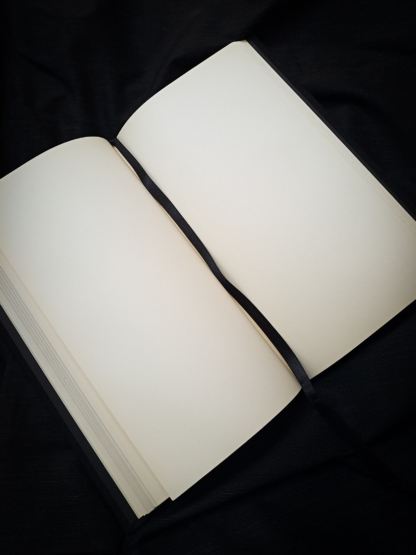 Este es un cuaderno ideal para artistas, escritores, amantes de la naturaleza, la magia y los relatos de fantasía. En sus hojas puedes bosquejar, escribir o dibujar.