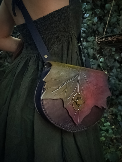 Bolso de cuero de color verde otoñal con broche de cerrojo