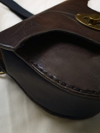Bolso de hoja de cuero otoñal de tono café con broche de cerrojo